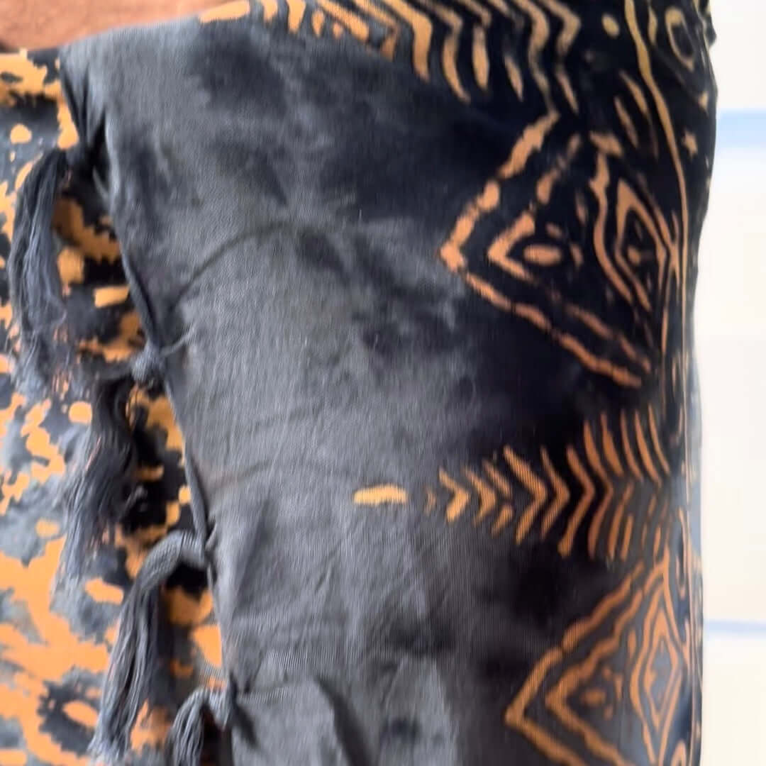 Vibrance Charcoal Mens Beach Sarong zoomed in on fabric