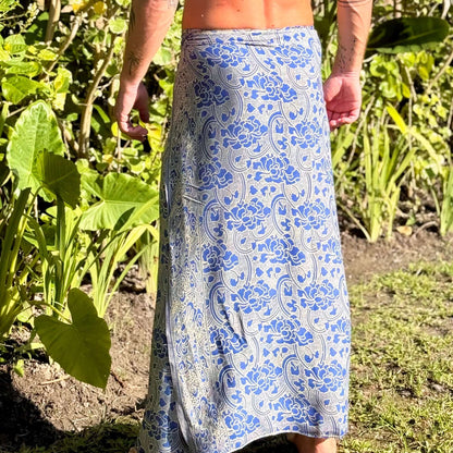 Driftwood Mens Luxe Sarong wrap from the back. blue and beige
