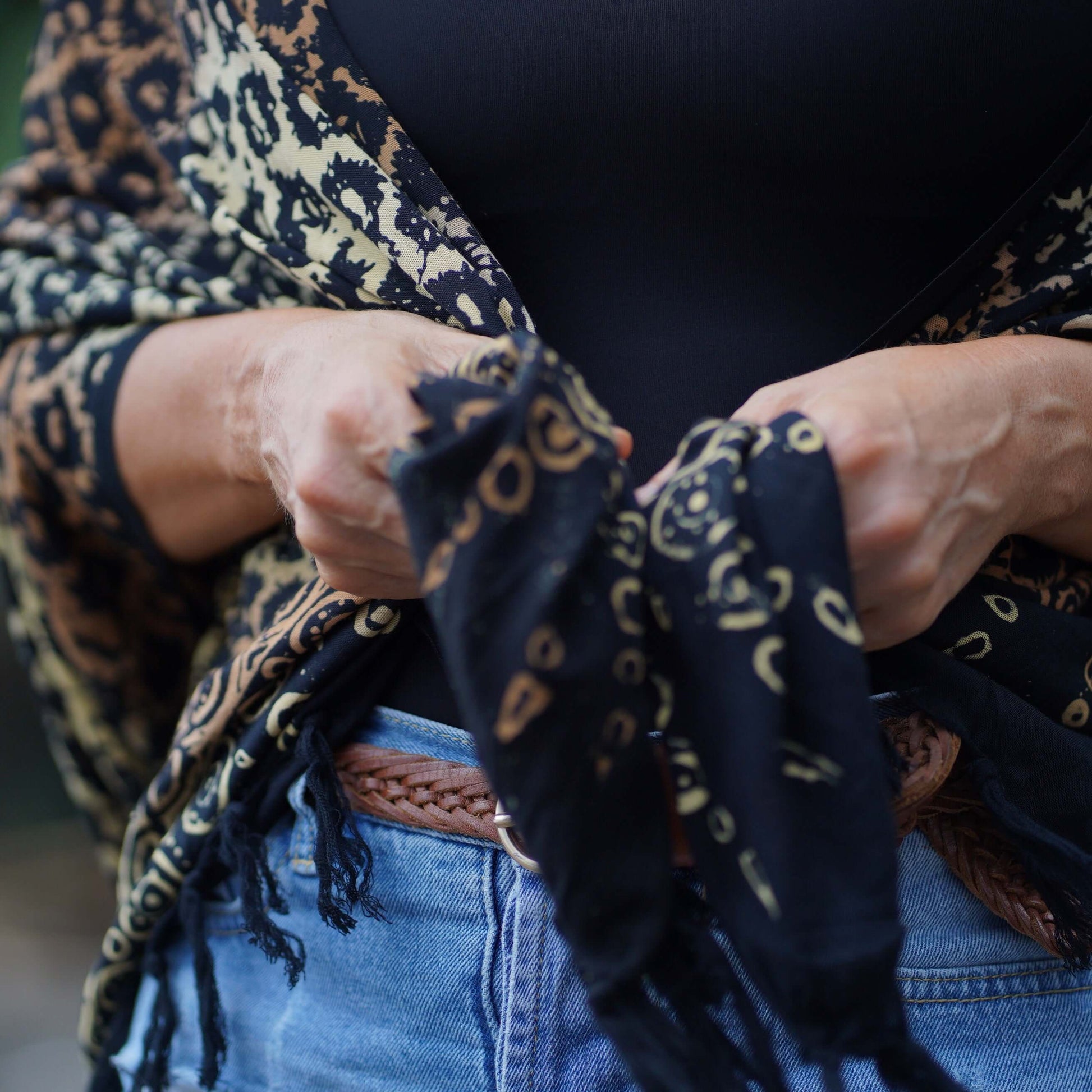 Suva front tie sarung with tassels